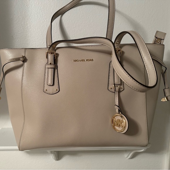 Brand new Michael Kors grey tote!! Perfect condition!!! - Picture 2 of 8